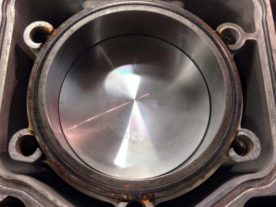 Cylinder head piston — closeup
